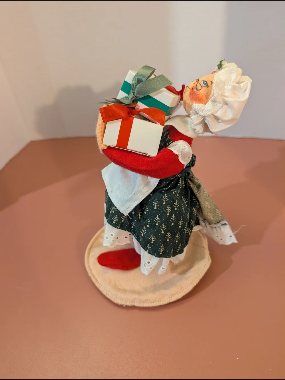 Vintage 1992 Annalee Mobilitee Mrs. Claus Figurine Holding Presents
